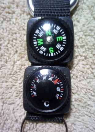 Карабин-брелок с термометром и компасом.