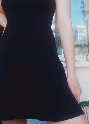 Чорне коротке плаття з вирізом на спинці.