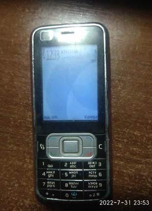 Мобільний телефон Nokia 6120c включається