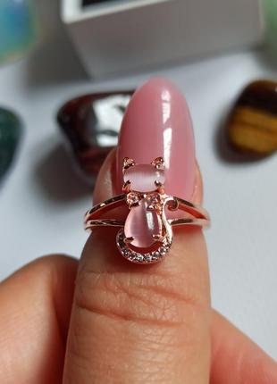 Кольцо с розовым котом, покрытие из розового золота и цирконий...