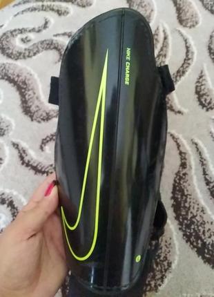 Футбольні щитки nike charge колір: чорний