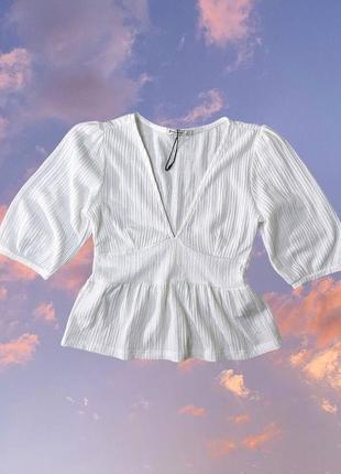 Белая нарядная блуза с открытым декольте