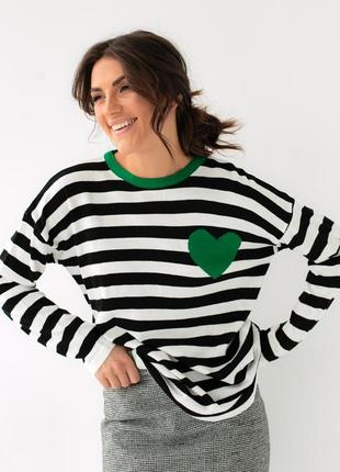 Жіночий зелений трикотажний светр оверайз в смужку з серцем