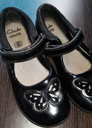 Шкіряні туфлі Clarks на дівчинку 27 розмір 17.5 см устілка.