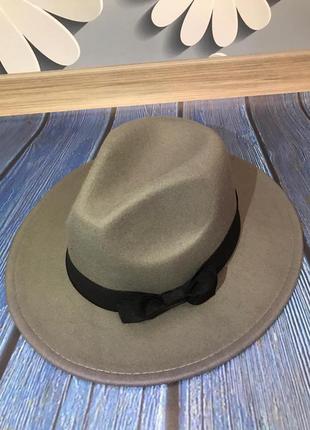 Шляпа унисекс федора с устойчивыми полями и бантиком серая