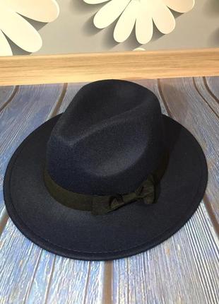 Шляпа унисекс федора с устойчивыми полями и бантиком темно-синяя