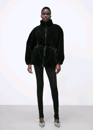 Куртка из искусственного меха от Zara.