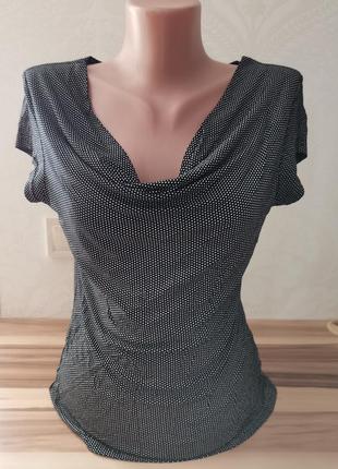 Трикотажная блуза -футболка с красивым декольте в мелкий горошек