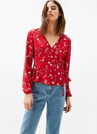 Блуза красная на запах в цветочный принт bershka