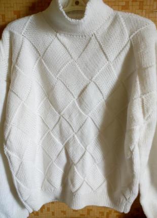 Вязаный обьемный белый свитер