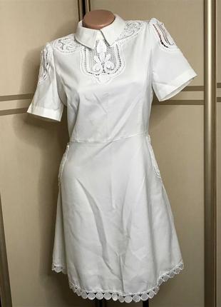 Біле плаття з ажурними вставками