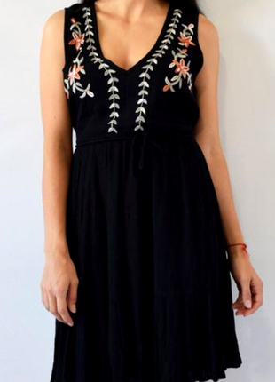 Натуральное черное платье миди с вышивкой от new look