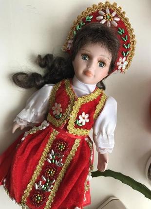 Коллекционная фарфоровая кукла в национальном костюме.