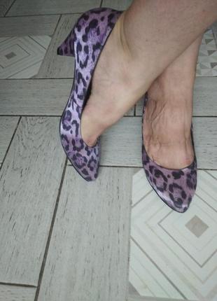 Красивые леопардовые тканевые туфли на удобном каблучке на 39р
