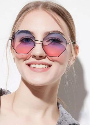 Солнцезащитные очки многоугольник с градиентом розово-синий