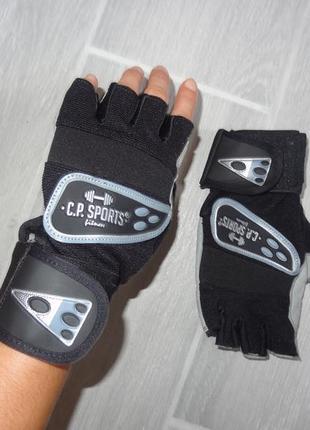 Шикарные  спортивные перчатки c p sports ,натуральная кожа