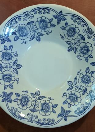 Глубокие суповые тарелки с синим цветочным орнаментом.