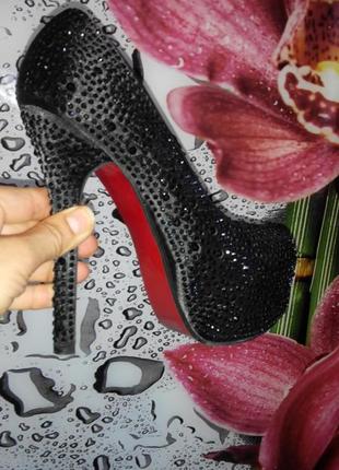 Шикарные черные туфли с камнями на красной подошве princess