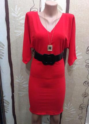 Красное трикотажное демисезонное платье в обтяжку