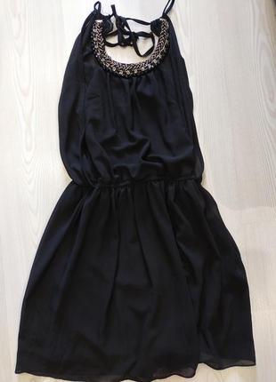 Маленькое чёрное платье с открытой спиной и украшением