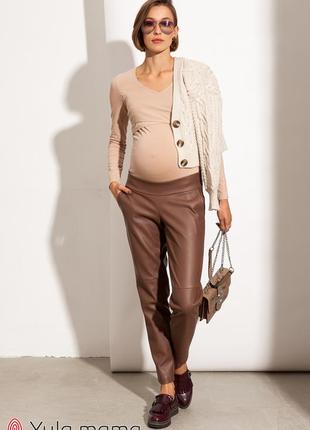 Стильные брюки мом для беременных из эко-кожи