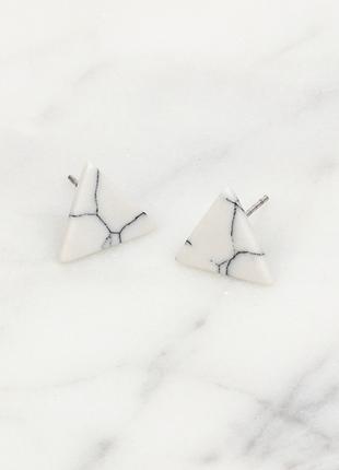 Женские серебряные сережки-гвоздики белые треугольники серебро