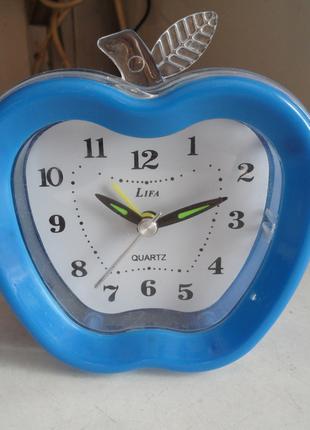Годинник-будильник з підсвіткою Apple.