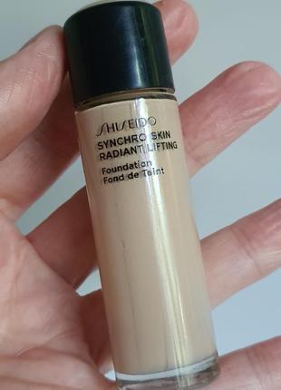 Тональний крем від shiseido synchro skin radiant lifting