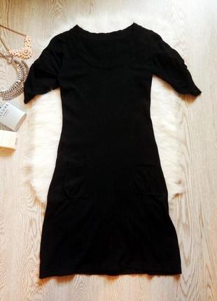 Черное вязанное короткое платье с вырезом декольте рукавами ка...
