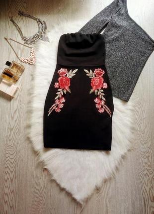 Черное короткое мини платье бандо бюстье с цветочными нашивкам...