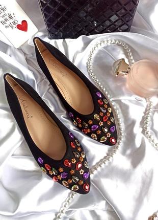Женские туфли черные  с разноцветными камнями.