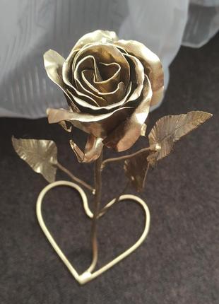 Роза из металла на ножке сердце, металлическая роза ручной работы