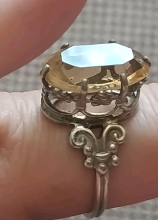 Кольцо с камнем бижутерия