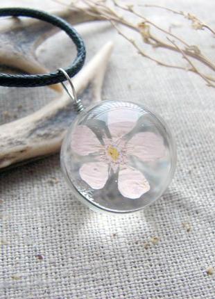 Кулон шар с цветком сливы на шнурке . цвет розовый серебро