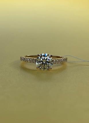 Золота каблучка з діамантами в стилі Tiffany Novo.
