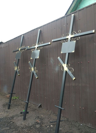 Хрест на кладовище