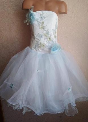 Нарядное пышное корсетнное  платье бело-голубое девочке 4-6 лет