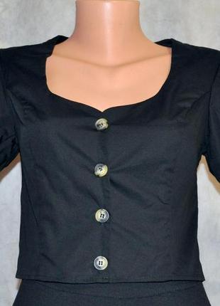Чёрная короткая элегантная блуза new look c крупными пуговицами.