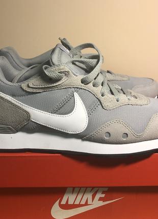 Кросівки NIKE Venture Runner (US 8)