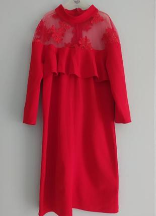 Элегантное итальянское красное платье с гипюром