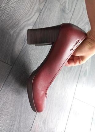 Шкіряні туфлі бренду tamaris