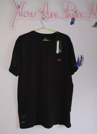 Чорна футболка з вишивкою у вигляді вишні