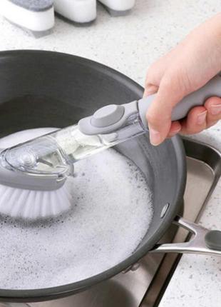 Щетка для мытья посуды с дозатором для моющего