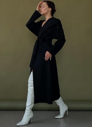 Теплое черное платье с капюшоном в стиле кимоно
