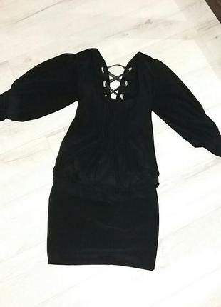 Чорне плаття з відкритою спинкою