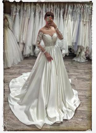 Нова атласна весільна сукня