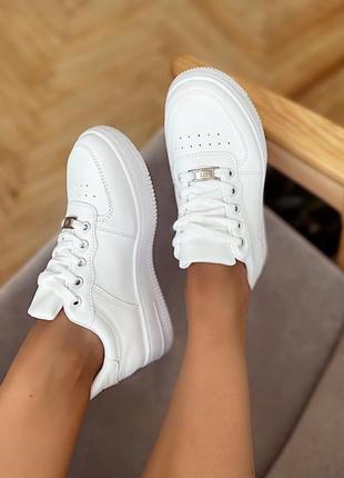 Білі базові кросівки з еко-шкіри зі значком