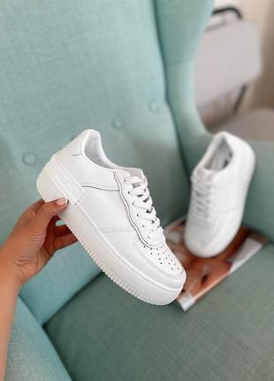 Білі базові кросівки з еко-шкіри зі значком vip