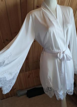 Белоснежный шёлковый халат с потрясающим кружевом