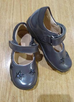 Чепурненькі черевички clarks з мигалками туфлі